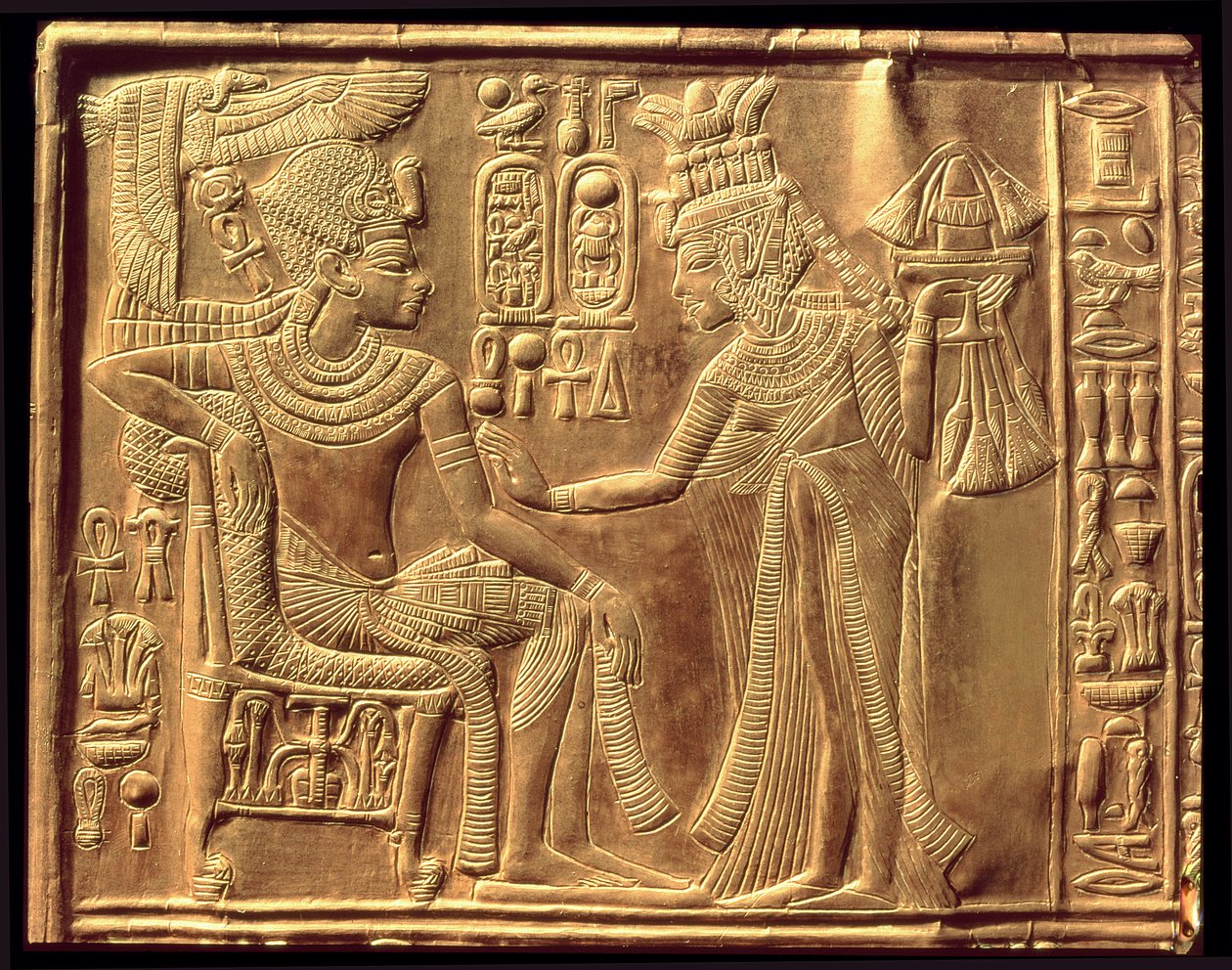 تفاصيل من الضريح الذهبي لتوت عنخ آمون (c.1370-52 قبل الميلاد) الذي يصور الملكة يمسحه برائحة المملكة الحديثة (الخشب المغطى بالجيسو المغطى بالصفائح الذهبية) بواسطة الأسرة الثامنة عشر المصرية