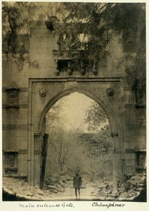 بوابة المدخل الرئيسية ، Champaner ، حوالي عام 1875 (b / w photo) بواسطة مصور بريطاني
