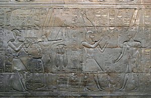 العصور المصرية القديمة: الملك الإسكندر الأكبر يقدم القرابين للإله آمون مين (آمون مين). التفاصيل من الإغاثة المنخفضة. مصلى القارب المقدس ، معبد الأقصر ، مصر.