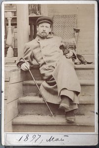 صورة دي أنطون تشيخوف مع كلبها هينا في مايو 1897 في ميليخوفو ، عزبة تشيخوف (صورة الألبومين)
