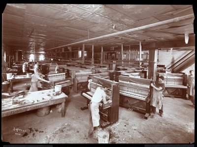 رجال يعملون في مصنع Harrington Piano Co. ، 1907 (طباعة الجيلاتين الفضي) بواسطة Byron Company